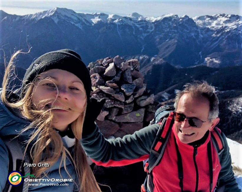 05 All'omone di vetta del Monte Avaro (1080 m) . un traballante selfie...spazzati dal vento !.jpg